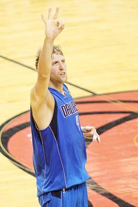 Dirk Nowitzki celebrates after he made a 3-point shot. Net photo