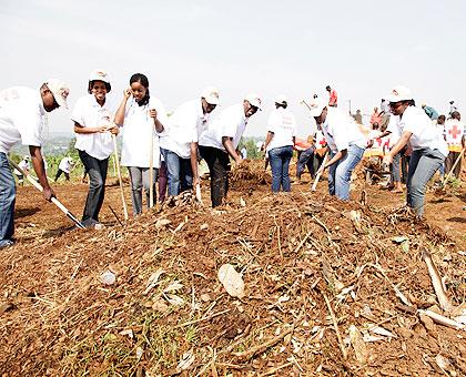 Mucucu residents express their land problems before Governor Odette Uwamariya. The SundayTimes / S. Rwembeho.