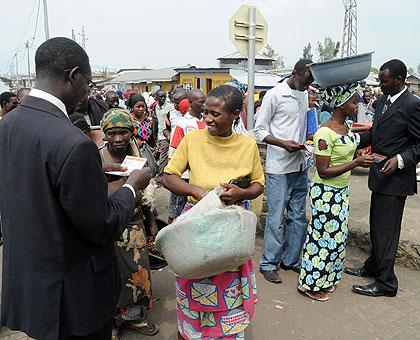 People cross into Rwanda from DRC's Goma. Officials have met to strategise after reports of cholera threats in DRC. The New Times / John Mbanda.