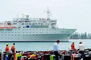 The around 1,000 passsengers on board the liner will either proceed to hotels or the airport. Net photo