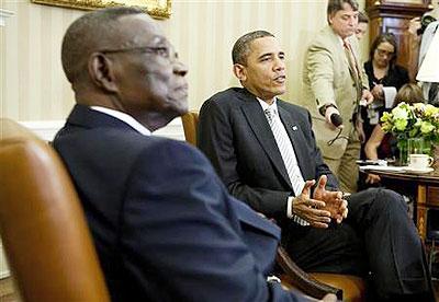 U.S. President Barack Obama ( R)meets with Ghanau2019s President John Evans Atta Mills in the Oval Office of the White House, March 8, 2012. Net photo.