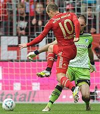 Bayern's Arjen Robben scores while Hoffenheim's goalkeeper Tom Starke tries to defend during the Bundesliga game on Saturday. Net Photo