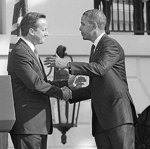 U.S. President Barack Obama (R) shakes hands with British PM Cameron during an official welcome ceremony on the South Lawn of the White House in Washington D.C. M Net photo