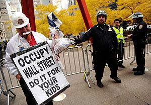 Police stand guard as Occupy Wall Street protesters demonstrate near Zuccotti Park in New York City, the United States, in this Nov. 15, 2011. Net photo.