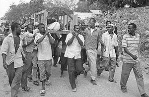 Somalis carry the body of a victim killed by a mortar shell in Mogadishu. Net photo