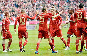 Bayern Munich's Arjen Robben, Thomas Mueller (C) and striker Mario Gomez (R) celebrate with teammates after a goal recently. Net photo.