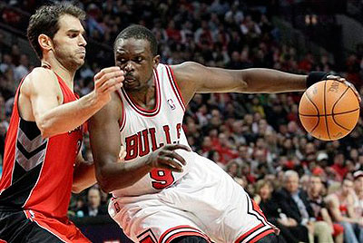 Chicago Bulls forward Luol Deng drives to the basket as Toronto Raptors guard Jose Calderon during the second half. Net photo