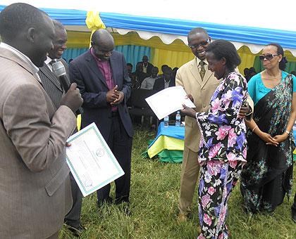 Dr Harebamungu (3rd R) awarding a certificate to one  of the trainees. The New Times/ Mbonyumuvunyi