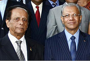 Mauritius President Anerood Jugnauth (L) poses for a photograph with Prime Minister Navinchandra Ramgoolam (R) after the swearing-in ceremony in the capital Port Louis May 11, 2010. Net photo.