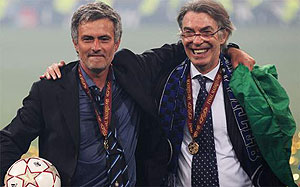 Jose Mourinho (L) has advised Inter president Massimo Moratti against hiring Andre Villas-Boas. Net photo.