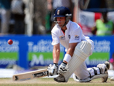 Jonathan Trott continued to bat steadily on the fourth day of the first Test. Net photo.