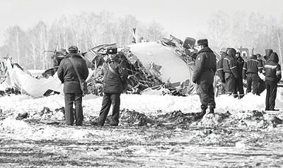 Rescuers and investigators work at the site of a plane crash near Russiau2019s Siberian city of Tyumen, on April 2, 2012. Net photo.