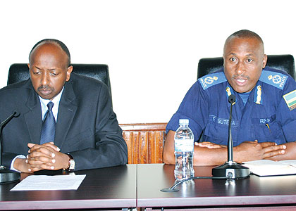 ACP Emmanuel Butera (R) addressing the police and army trainees as RCCA head Richard Masozera looks on.  The New Times / Fred Murenzi.