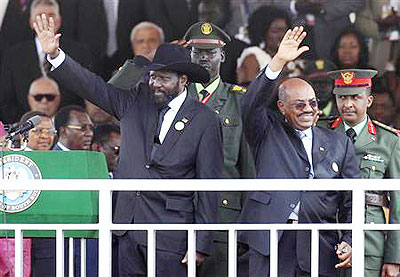 South Sudanu2019s President Salva Kiir (L) and his Sudan counterpart Omar Hassan al-Bashir wave to the crowd during the Independence Day ceremony in Juba, July 9, 2011. Net photo.