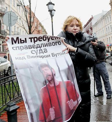 Alla Bout, the wife of Viktor Bout, attends a protest carrying his poster in front of the U.S. embassy in St. Petersburg, Russia, Dec. 27, 201.  Net photo.