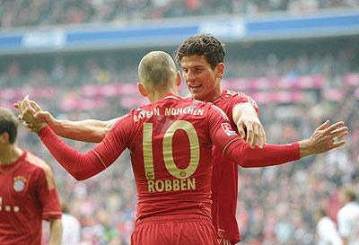 Bayern Munich's Dutch midfielder Arjen Robben (L) and striker Mario Gomez (R) celebrate after the second goal. 