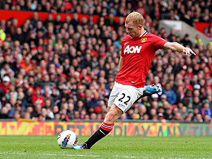 Paul Scholes fired home from long-range to put the Red Devils 2-0 up in the 68th minute. Net photo.