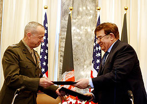 Afghan Defense Minister General Abdul Rahim Wardak (R) exchanges agreement with General John Allen, the top U.S. and NATO commander in Afghanistan, during a joint news press conference in Kabul. Xinhua.