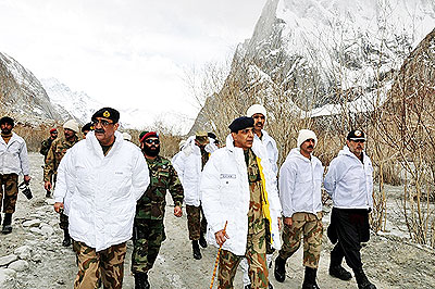 Pakistan Army Chief General Ashfaq Parvez Kayani visited Siachen Sunday to personally see the rescue operation. Xinhua.