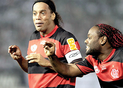 Flamengou2019s Ronaldinho (L) celebrates with teammate Vagner Love during a group 2 of Libertadores Cup match last month. Net photo.