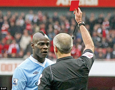 Mario Balotelli was sent off in the final minute at the Emirates Stadium. Net photo.