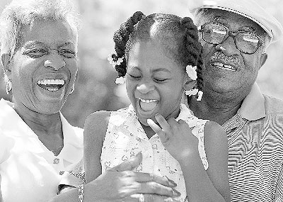 Children can play a big role in cheering up the elderly. Net photo