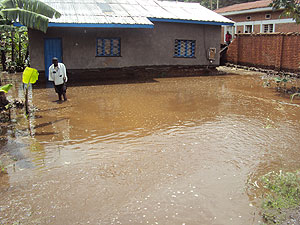 People fleeing their submerged homes in Kimonyi sector, Musanze. The New Times / B. Mukombozi.