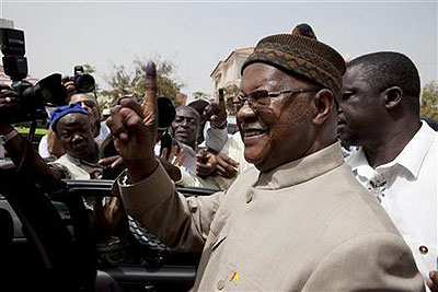 Guinea-Bissau ruling party presidential candidate Carlos Gomes Junior holds up inked finger after voting in the capital Bissau, March 18. Net photo.