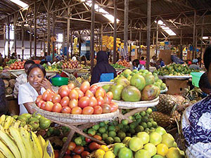 Traders at Kimironko Market: Rising cost of food and non-alcoholic beverages has led to an increase in the country's  consumer price index. The New Times / File.