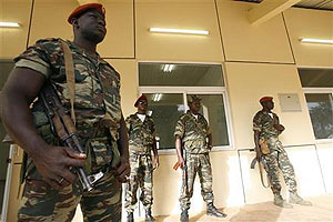 Soldiers stand guard during the funeral of armed forces chief of staff General Batista Tagme Na Wai at the military headquarters in Bissau, March 8, 2009. Net photo.