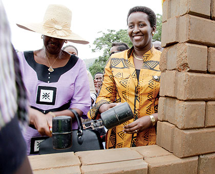 First Lady Jeannette Kagame (R) together with her Ugandan counterpart Janet Museveni, during the Umuganda at Itojo Primary School in Western Uganda. See story on page 3. The New Times / Timothy Kisambira. 