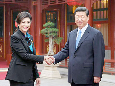 Chinese Vice President Xi Jinping (R) shakes hands with Thai Prime Minister Yingluck Shinawatra during a meeting in Beijing, capital of China. Net photo.