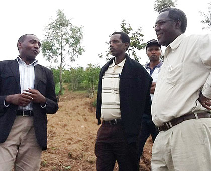 Nyamagabe District Mayor Philbert Mugisha (L) explains to the visiting Burundian officials about implementation of the land consolidation.The New Times / JP Bucyensenge.