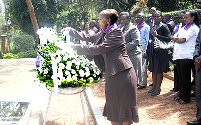 Mushikiwabo leads the ministry staff to pay tribute to Genocide victims at Kigali memorial. The New Times / John Mbanda.