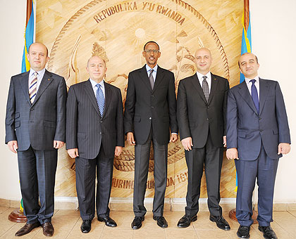 President Kagame with the visiting Turkish delegation. The Sunday Times / Village Urugwiro.