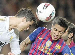 Real Madrid's Portuguese forward Cristiano Ronaldo (L) heads the ball next to Barcelona's Chiliean forward Alexis Sanchez (R). Net photo.