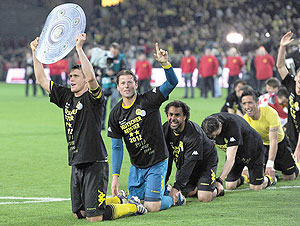 Dortmund players celebrate with a moke trophy after winning the German Bundesliga title on Saturday. Net photo.