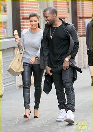 Kim Kardashian and her new beau Kanye West looking mighty happy- as they take a stroll in New York City. Net photo.