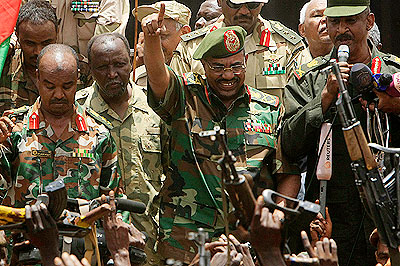 Sudanu2019s President Omar al-Bashir (C) is greeted by soldiers at the Heglig oil field on the border between Sudan and South Sudan, April 23, 2012. Net photo.