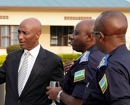 Uganda's head of Police, Kale Kayihura (L), with his Rwandan counterpart, Emmanuel Gasana (C), after their meeting yesterday. The New Times / Timothy Kisambira.