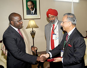 Prime Minister Habumuremyi (L) receives a gift from former head of Rotary International, Rajendra Saboo, after meeting yesterday. The New Times / John Mbanda.