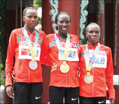 Gold medalist Edna Kiplagat (C) poses with the marathon squad after the marathon final at the IAAF World Championships in Daegu, South Korea. Net photo.