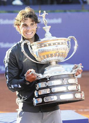 Rafael Nadal of Spain poses with the trophy after defeating David Ferrer on their Final match. Net photo.