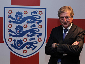 Hodgson poses with the England crest - the famous Three Lions. Net photo.