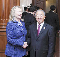 Chinese State Councilor Dai Bingguo (R) shakes hands with U.S. Secretary of State Hillary Clinton during a session under the strategic track of the fourth round of the China-U.S. Strategic and Economic Dialogue May 3. Net photo.