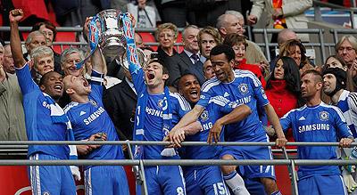 Chelseau2019s captain John Terry and Frank Lampard lift the cup after their 2-1 win against Liverpool yesterday.