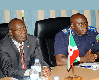 Inspector General of Police, Emmanuel Gasana (R) and his Burundian counterpart Fabien Ndayishimye address the media yesterday. The New Times/ John Mbanda.