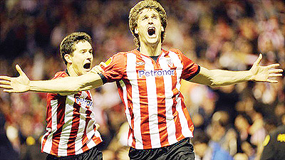 Athletic striker Fernando Llorente celebrates after scoring the winning goal during the semi-final second leg against Sporting. Net photo.