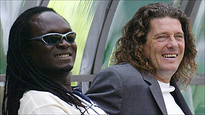 Jules Bocande (L) worked as assistant to Bruno Metsu as the Teranga Lions reached the 2002 World Cup quarter-finals. Net photo.