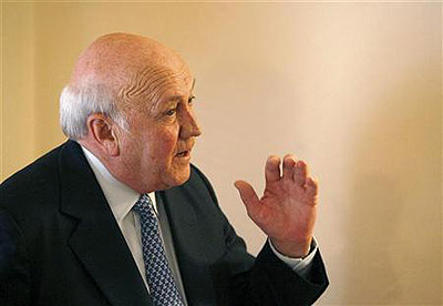 Former South African President FW de Klerk addresses a news conference in Cape Town, July 26, 2007. Net photo.